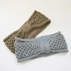 Vue détaillée du bandeau en tricot doublé avec nœud, texture douce et confort thermique chaud.