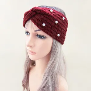 Dettaglio fascia per capelli lavorata a maglia con perle, copriorecchie rosso scuro elegante.