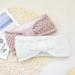 Détail de bandeau tricoté doublé en peluche avec nœud, accessoire chaud pour hiver.