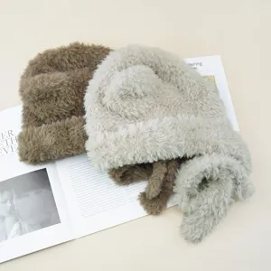 Gezellige pluche berenoren winter gebreide muts, schattige warme skipes voor buiten.