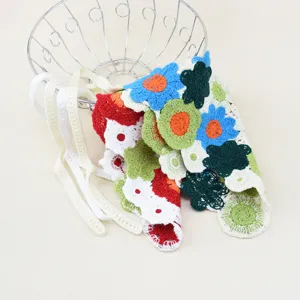 Foulard triangulaire floral au crochet fait main bandeau bohème accessoire pour femme.