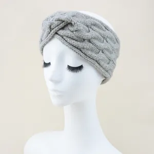 Graues Strick-Haarband Detailaufnahme, weiche Wolltextur, warmer Ohrenwärmer für den Winter.