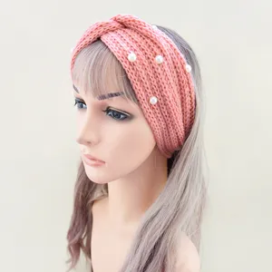 Fascia per capelli in maglia rosa con perle, fascia invernale calda, accessorio elegante per capelli.