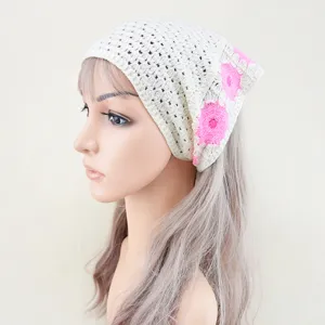 Häkeln dreieckiges Stirnband mit rosa Gänseblümchen Blumenmuster, Strick Haarschal für Damen.
