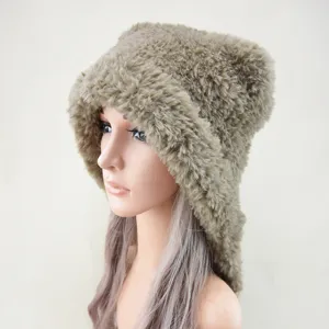 Kunstbont teddybeer oor winter warme gebreide muts detail, gezellige pluche skimut