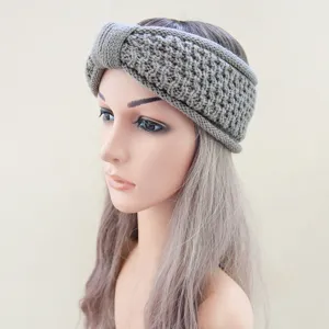 Gros plan détail du bandeau tricoté gris, accessoire de cheveux chaud doublé polaire cache-oreilles.