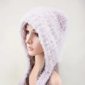 Roze nepbont pluizige oorklep muts detail opname met zachte pluche textuur stijl.