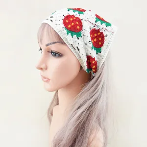 Détail bandana cheveux fraise crochet, accessoire tête triangulaire tricoté printemps.