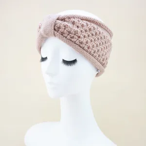 Bandeau tricoté chaud avec doublure pelucheuse et détail torsadé à l'avant, accessoire d'hiver.