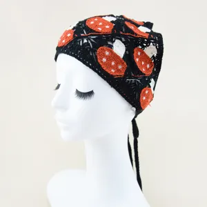 Bandeau bandana triangulaire en crochet noir avec motif champignon mignon pour le printemps.