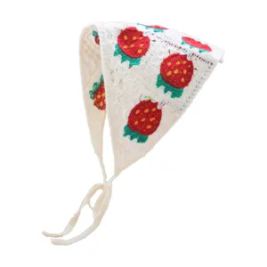 Bandana à cheveux fraise au crochet, foulard triangulaire tricoté vintage pour le printemps.