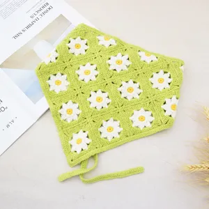 Gedetailleerd overzicht van de groene gehaakte madeliefje driehoek hoofddoek, landelijke stijl.