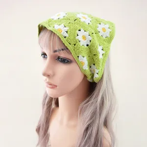 Groene gehaakte bandana met witte margrietbloemen, handgemaakte gebreide haar-sjaal voor dames en meisjes.