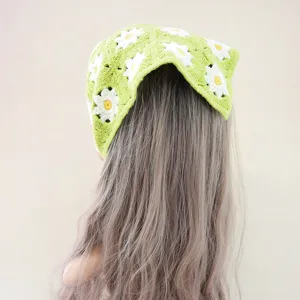 Gehaakte madeliefje bandana voor dames, groen bloemenhoofddoekje voor een frisse look.