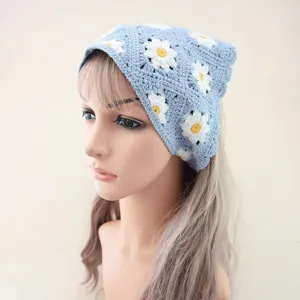 Detail van de blauwe gehaakte madeliefje driehoek hoofddoek, stijlvolle retro haarband.