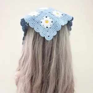 Gedetailleerd overzicht van de blauwe gehaakte madeliefje driehoekige hoofddoek, retro stijl.