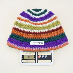 Chapeau seau en tricot rayé coloré fait main, bonnet chaud en laine avec étiquette de détail.