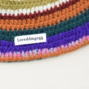 Gros plan détaillé du chapeau crocheté coloré fait main avec un motif rayé en tricot.