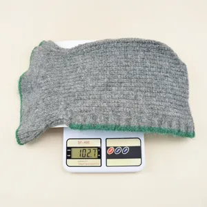 Vista detallada del gorro de punto que muestra el peso exacto en la bascula digital.