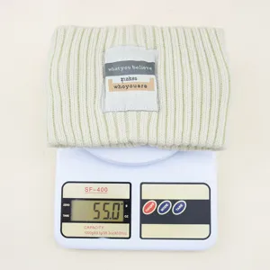 Beige gestricktes Stirnband Winter warme Ohrenwärmer einfarbige Haaraccessoire Detailansicht