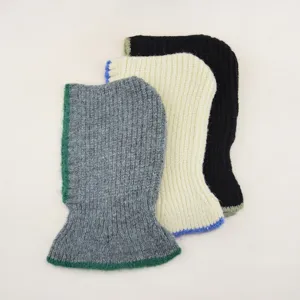 Primer plano detalles de pasamontañas de punto acanalado gorros de invierno cálidos varios colores.