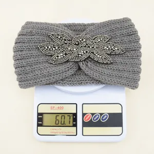 Fascia in maglia grigia con decorazione di perline scintillanti, elegante accessorio per capelli.