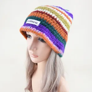 Détail du chapeau seau tricoté au crochet coloré présentant un design texturé à rayures multicolores.