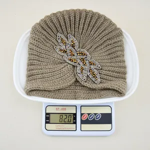 Gorro turbante de punto con hoja de cuentas, gorro de invierno cálido, vista de peso.