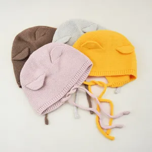 Schattige gebreide muts voor baby's met oren en touwtjes, warme effen wintermuts voor kleine kinderen.