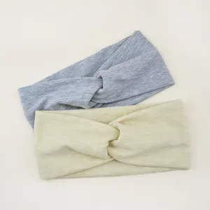 Nahaufnahme von weichen Strick-Knoten-Haarbändern, elastische Sport-Haaraccessoires.