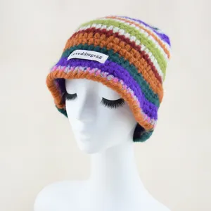 Vue détaillée du chapeau seau en laine tricoté à la main aux motifs rayés uniques.