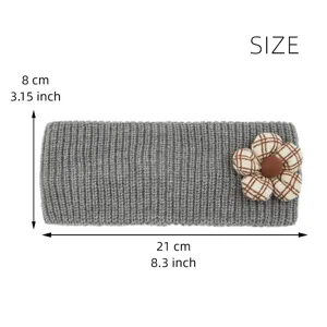 Grey knitted headband detail showing 21x8 cm dimensions with a cute plaid flower accent.