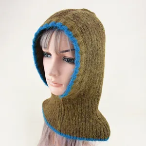 Detalle del pasamontañas de punto con textura acanalada marrón y borde azul para invierno.