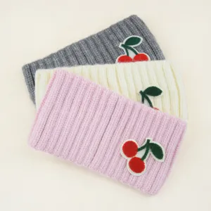 Fascia per capelli invernale lavorata a maglia con ciliegie, accessorio caldo e comodo.