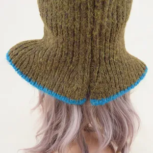 Detalle de pasamontañas de punto a rayas verticales, gorro de lana de invierno.