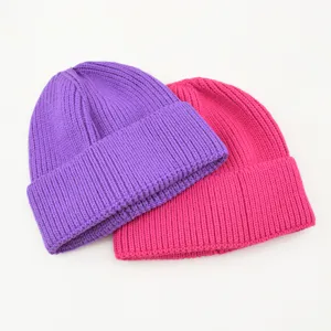 Primo piano del berretto in maglia a coste a tinta unita, caldo cappello invernale.