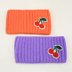 Fascia lavorata a maglia ciliegia dettaglio con lana morbida, accessorio capelli inverno donna.