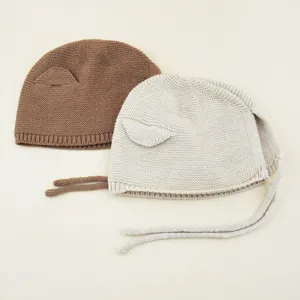 Schattige gebreide baby muts met oren en touwtjes, warme effen wintermuts voor kinderen.