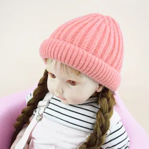 Close-up detail van een roze gebreide muts voor kinderen, leuke omgeslagen warme wintermuts.