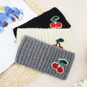 Set di fasce in maglia con ciliegie, righe verticali e simpatiche toppe, morbido e caldo.