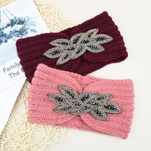 Fascia in maglia con design a foglie perlate, accessorio per capelli caldo per donna.