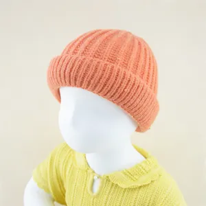Kinder oranje gebreide muts, effen opgerolde docker cap, warme herfst winter accessoire.