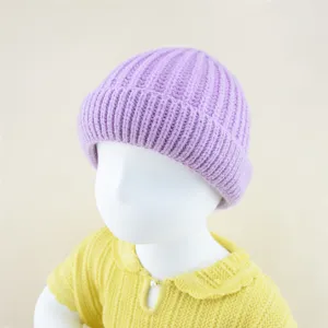 Close-up van kinder gebreide muts in lavendel, zachte ribtextuur met opgerolde rand.
