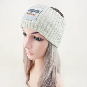 Einfarbig gestricktes Stirnband für Damen, warmer Winter-Haarreif mit Buchstaben-Aufnäher.