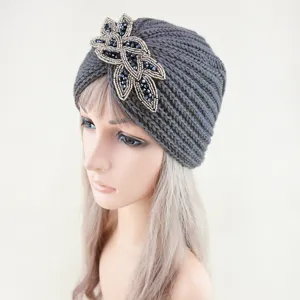 Gorro turbante de punto gris con flor de cuentas de cristal gorro de invierno cálido