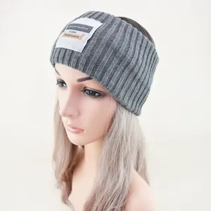 Einfarbiges graues Strickstirnband mit Buchstabenetikett, warmes Winter Ohrenwärmer Haaraccessoire.