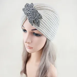Gorro turbante de punto beige con accesorio de flor de cristal con cuentas, gorro de invierno.