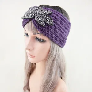 Dettaglio fascia lavorata a maglia di perle, paraorecchie viola, accessorio di strass.