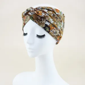 Detailansicht des vintage Blumen-Kreuzstirnbands mit gedrehtem Knoten und elastischem Stoff.
