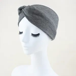 Graues gestricktes Stirnband mit Kreuz, elastisches Yoga-Haarband, breites Sport-Haaraccess.